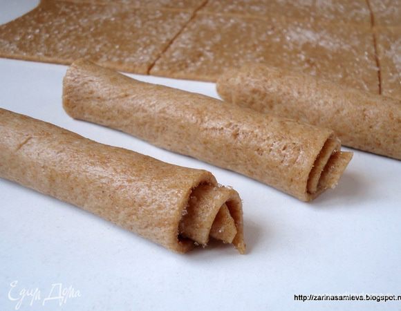 Из квадратов свернуть трубочки.
