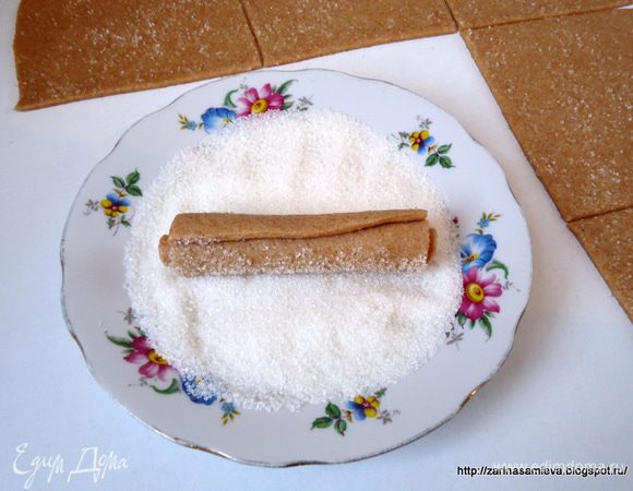 Каждую трубочку обмакнуть в сахаре.
