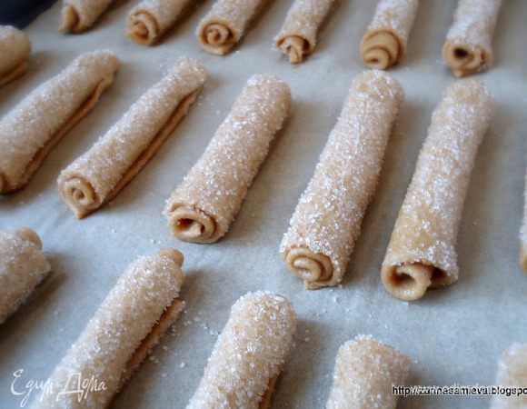 Готовые трубочки выложить на противень, застеленный пекарской бумагой.
Выпекать трубочки в заранее разогретой духовке при 180°С 25-30 минут. 