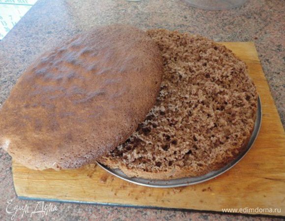 2. Выпекать 30 минут при температуре 200 градусов. Готовый корж достать из духовки и остудить до комнатной температуры, не вынимая из формы.
Остывший корж достать из формы и срезать у него верхнюю корку.
