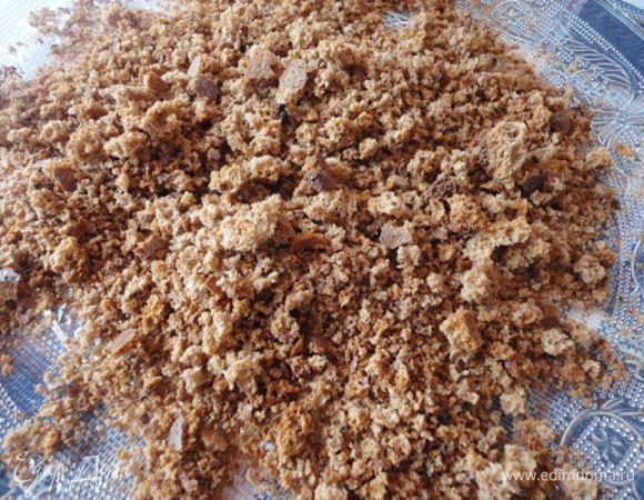 3. Корку подсушить в духовке на небольшой температуре и остудить.
Размять руками до крупных крошек. Через мясорубку не пропускать, иначе корж размелется в муку.
