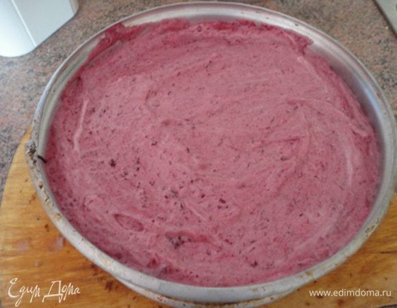 4. В 100 г сока от растаявшей и очищенной от косточек вишни замочить  желатин. Когда желатин набухнет, распустить его на водяной бане.
Вишню с сахаром положить в блендер и взбить до однородности. Соединить с растворенным и слегка остывшим желатином и поставить в холодильник до приобретения массой консистенции густого киселя.
Пока вишня застывает, взбить сливки в очень густую пену, добавив ликер.Соединить с вишневой массой и выложить поверх коржа в разъемной форме.