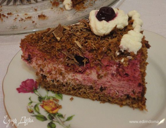 5. Корж желательно промочить предварительно сваренным и охлажденным крепким кофе с ликером. На крем насыпать крошки от размолотой корки. На крошки насыпать немного тёртого шоколада.
Поставить торт на ночь в холодильник.
