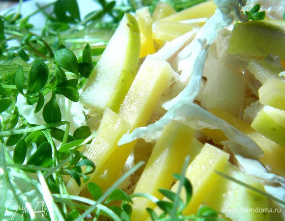Отварить куриное филе, порезать полосочками, сыр и яблоко тоже. Капусту нарезать тоже, всё смешать, полить оливковым маслом, посолить, перемешать и выложить на тарелку. По кругу тарелки выложить кресс-салат. Смачного)))!