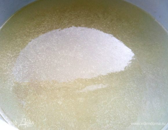 Сварить бульон пока без моркови, но с целой луковицей,процедить...