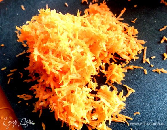Морковь мелко натереть.
