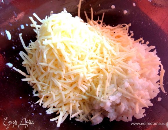 Сыр натереть и добавить к рису.