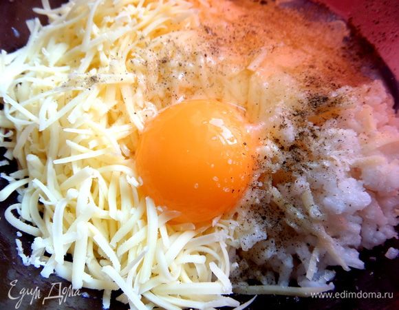 Вбить яйцо+соль, перец.
