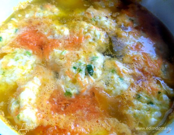 И сразу опускаем их осторожно в бульон на плите.