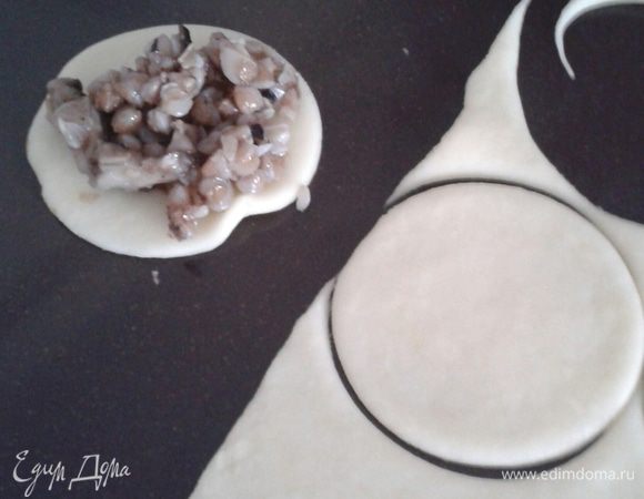 Начинку приправить солью, перцем,  при желании добавить сухие травы.