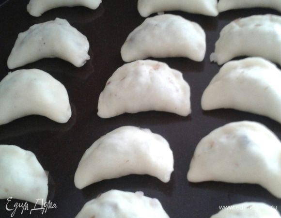 Тем временем раскатать тесто, вырезать формой кружочки, сверху выложить начинку, и слепить маленькие кундюмы в виде полумесяца, и любимой для вас формы. 