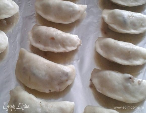 Далее противень смазать немного растительным маслом, выложить на него кундюмы, которые сверху тоже смазать маслом.  