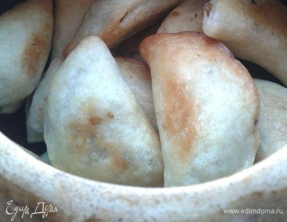 Потом сложить кундюмы в горшочек, залить кипятком,  добавить перец горошком, лавровый лист и отправить в духовку еще минут 15.