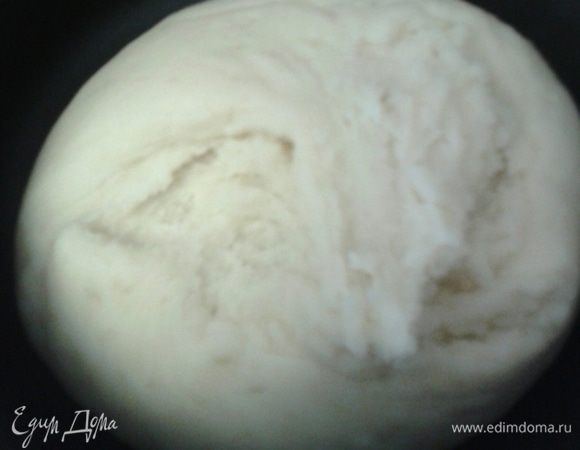 Картофель помыть, почистить, отварить в подсоленной воде. Далее картофель размять, смешать с ложкой растительного масла и двумя ложками муки.