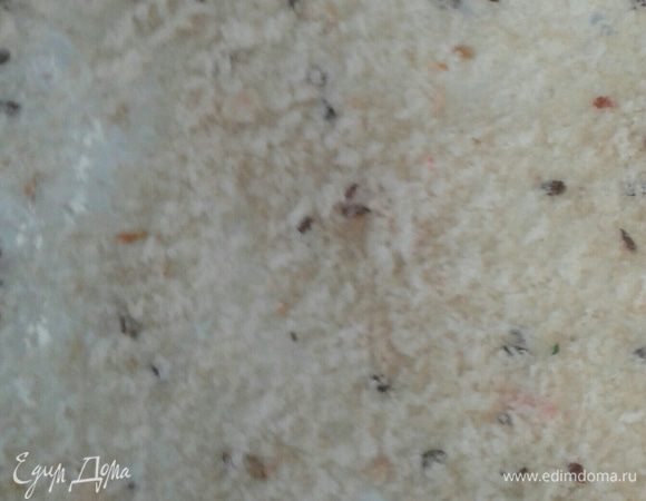 Приготовим начинку: лук почистить, мелко порезать, готовить на растительном масле в разогретой сковородке пару минут до прозрачности, затем выкладываем грибы, чеснок,  жарим минут 10, приправляем солью, перцем, смешиваем с зеленью.
Берем фольгу примерно размер 45х30. На фольгу высыпаем хлебную крошку.