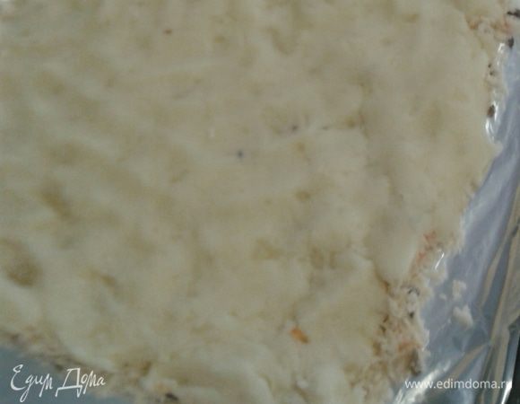 Затем выкладываем картофельное тесто. Распределяем руками по поверхности.