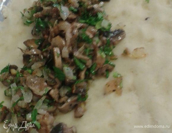 Сверху кладем грибную начинку.