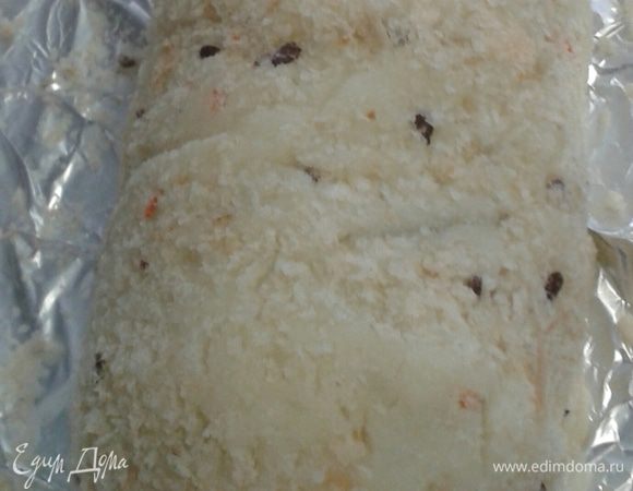 Затем с помощью фольги заворачиваем рулет. (Можно взять пекарскую бумагу). Хлебная крошка должна хорошо прилипнуть.