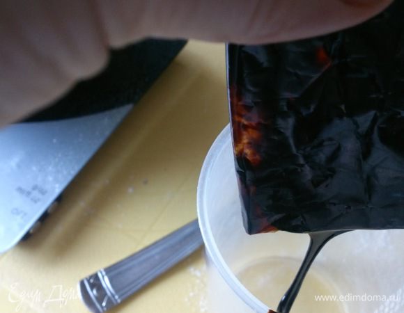 Сразу поделюсь информацией, где я беру жидкий солод. У нас в продаже имеются наборы для приготовления кваса, которые состоят из жидкого солода и сухих дрожжей. Упаковочка солода весит 60 грамм. Ее хватает на приготовление 2-х буханок хлеба. Выдавливаем 30 грамм солода в мерный стакан. 