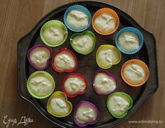 Ложкой убрать тесто со стенок миски по мере необходимости, и снова перемешать миксером на низкой скорости, чтобы тесто было однородным. Равномерно заполнить тестом подготовленные формочки и выпекать в течение примерно 18 — 22 минут.