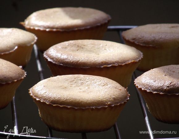 Зубочисткой проверяем готовность капкейков — если она сухая, значит они готовы. Всегда проверяйте несколько минут до указанного времени выпечки. Не более, или испечённые кексы будут сухими. Вытащить из духовки и положить на решетку, чтобы охладить на 5 мин. Затем полностью вынуть из железной формы и охладить около часа на решетке.