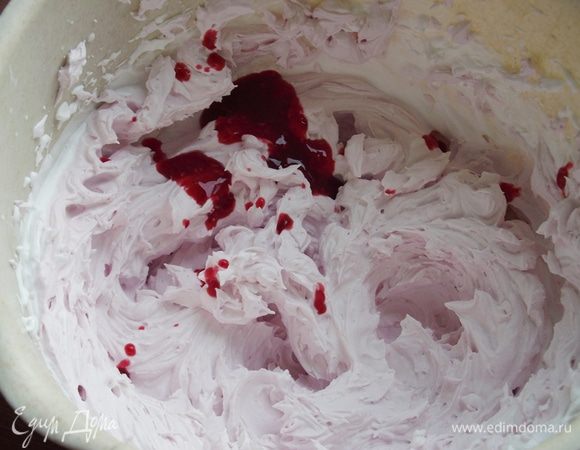 Миксером взбиваем сливки с ванильным сахаром в крепкую массу. Разделяем крем на 2 части. Отдельно в блендере взбиваем малину с сахаром (150 гр) . Во вторую часть добавляем половину малинового пюре и перемешиваем со сливками. 
В кондитерский мешок выкладываем по одну сторону белый крем, по центру выливаем малиновое пюре, а во второй половине выкладываем малиновый крем. Хорошо стягиваем мешок и выпускаем воздух. Наполняем полностью остывшие капкейки кремом.