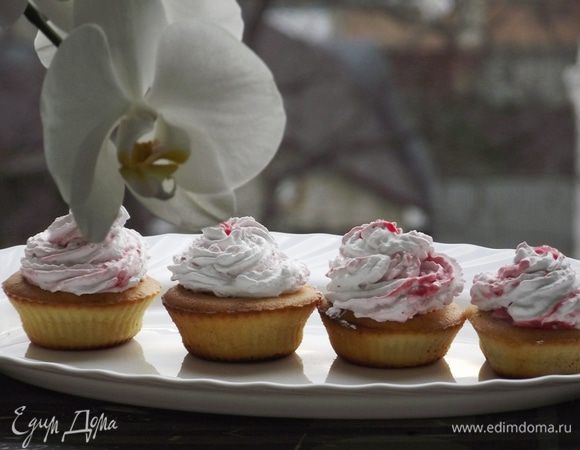 Отправить в холодильник охлаждаться.
В такой подаче ваши капкейки будут очень нарядные, красивые и вполне подойдут для десерта на любое важное торжество. А самое главное – эти капкейки ужасно вкусные:)