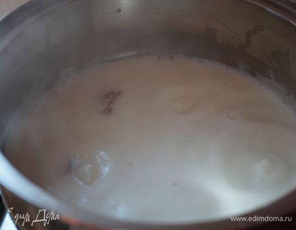 Добавить ваниль и сахар в молоко.