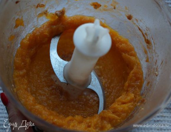 Из кипящего молока достать 5 штучек кураги, измельчить в блендере.