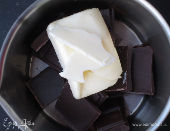 Шоколад и сливочное масло растопить на водяной бане, немного остудить. Влить растительное масло и хорошо перемешать.