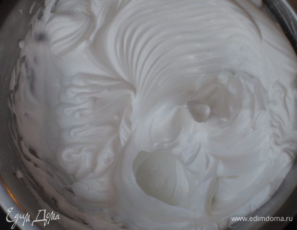 Белки взбить до устойчивых пиков, постепенно добавляя сахар.