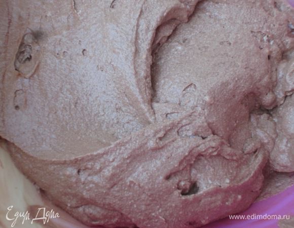 Аккуратными движениями снизу-вверх ввести белки в шоколадно-сливочную массу.