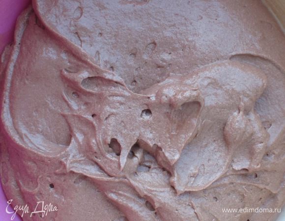 Муку просеять с разрыхлителем и крахмалом и ввести в тесто движениями снизу-вверх.