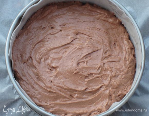 Выложить тесто в форму диаметром 20 см с пергаментом и выпекать в разогретой до 180 °С духовке 25 минут.