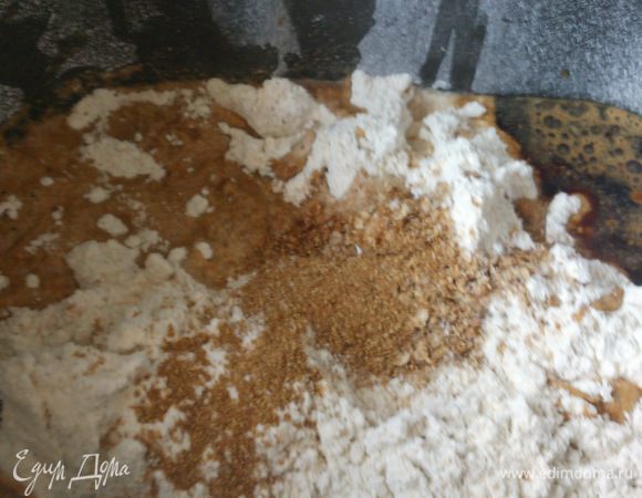 В хлебопечку закладываем все продукты по инструкции. У меня первыми идут дрожжи, затем мука, все сухие ингредиенты и затем жидкие. Рекомендую оба вида муки смешать сразу, а потом закладывать в хлебопечку, чтобы мука взяла  жидкость равномерно. По меркам моей хлебопечки это размер L. При замешивании руками нужно смешать все сухие ингредиенты вместе с дрожжами и постепенно вливать воду, масло и уксус. Хорошо вымешать, но недолго, просто все хорошо смешать. Тесто будет немного липким, муки не нужно добавлять. Можно просто смочить руки водой. Поставить подходить на 1 час. После этого выложить в смазанную маслом и присыпанную мукой форму и оставить на 30-40 минут на расстойку. Готовность теста для выпечки можно легко проверить. Если при нажатии пальцем след исчезает быстро, то расстойка еще не завершена, если след исчезает медленно - можно выпекать. Смазать поверхность хлеба водой и посыпать кориандром. Выпекать первые 10 минут при 240 С с паром (поставить на дно емкость с водой) потом уменьшить до 200 С, немного проветрить духовку и допекать 40-45 минут. 