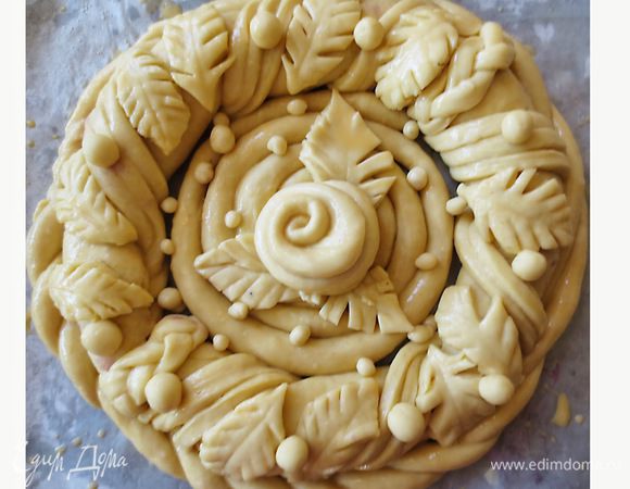 Оставшееся тесто используем на украшение. Раскатываем вырезаем листочки, цветочки и так далее, как Вам позволяет фантазия.
У меня получилось много теста, поэтому серединку пришлось заполнить, сделав из теста спираль. Вы можете из остатков теста сделать обыкновенные булочки.