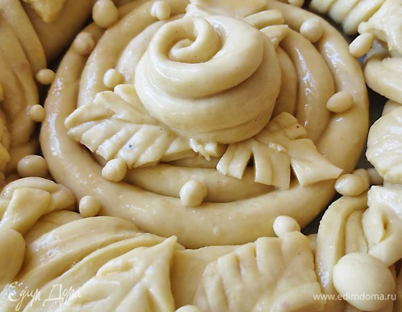 Желток взбить, добавить немного молока и смазать пирог. Оставить пирог на 20-30 минут. выпекать при температуре 190 градусов до готовности.