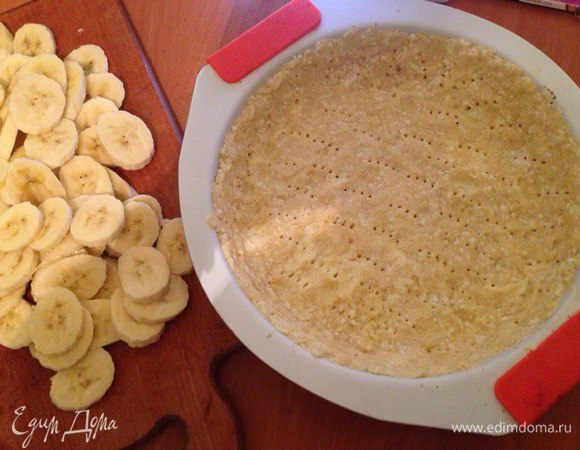 Готовим тесто: натертое на терке холодное сливочное масло смешиваем с творогом, мукой, сахаром и солью. Выкладываем в форму для пирога, делая из теста бортики. Накалываем тесто вилкой и отправлям форму с тестом в морозилку на 20 мин.