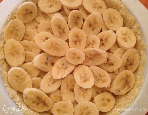 Готовим заливку: спелый банан пюрируем блендером, добавляем яйца, сливки, сахарную пудру (пудру можно и не добавлять, так как пирог и так получается довольно сладенький), крахмал и все хорошенько взбиваем. Бананы для начинки нарезаем кружочками.  Достаем из морозилки тесто и выкладываем на него бананы.