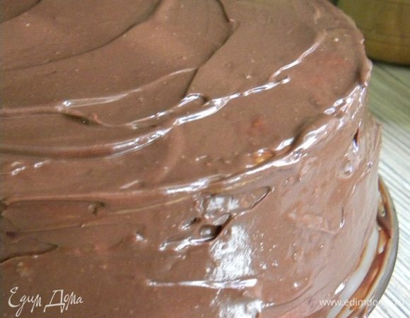 Я поставила на ночь в холодильник, а уже утром украшала. Делаем глазурь:топим шоколад, добавляем потом йогурт, сах. пудру, хорошо перемешиваем и покрываем наш шедевр)))