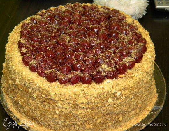 Потом я измельчила остатки от коржей - получилась бисквитная крошка. Обсыпала ею края, а сверху украсила вишней консервированной.