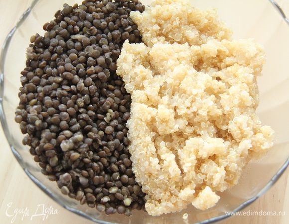 Чечевицу и киноа отварить в отдельных кастрюлях до готовности (15-20 минут после закипания). Воду слить.