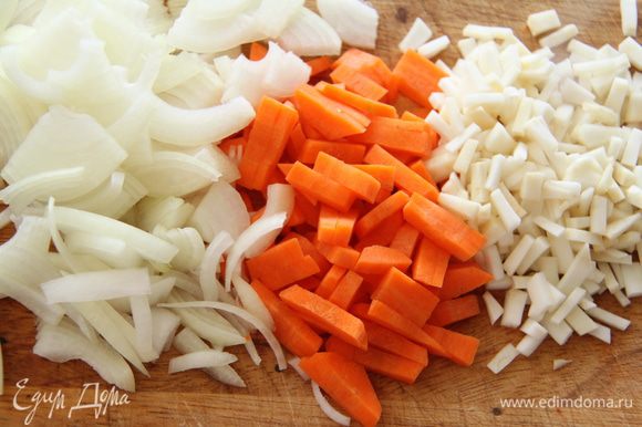 Корень сельдерея и морковь порезать средним брусочком, лук - полукольцами или четвертинками.