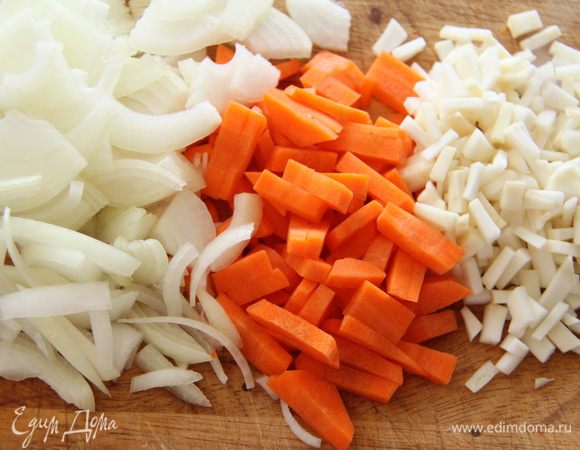 Корень сельдерея и морковь порезать средним брусочком, лук - полукольцами или четвертинками.