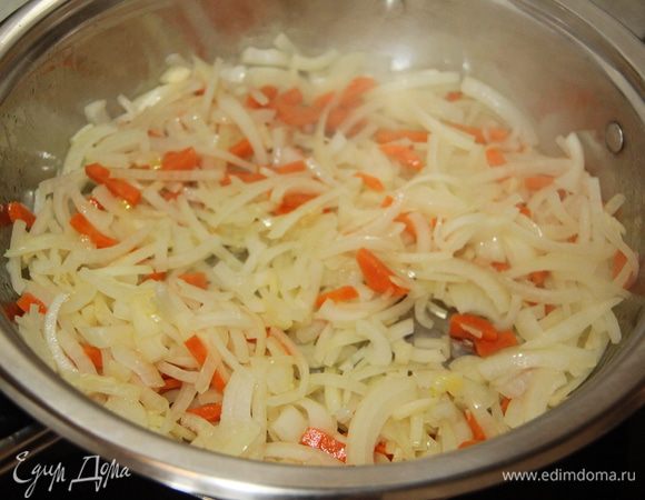 Обжарить сельдерей, морковь и лук на кунжутном масле пару минут.