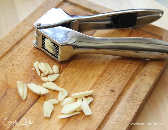 Чеснок нарезать пластинками (пресс для чеснока очень кстати!).