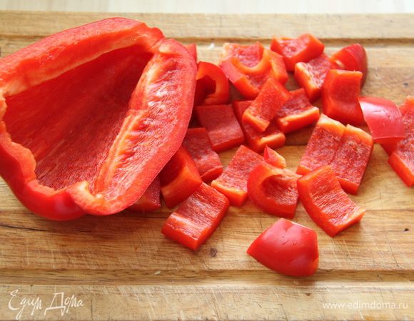 Сладкий перец нарезать крупными кусками.