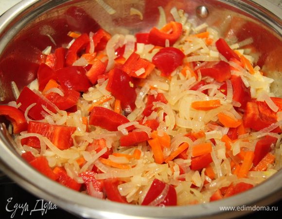 Добавить к овощам чеснок и сладкий перец, посолить, тушить под крышкой минут 7, периодически помешивая.
