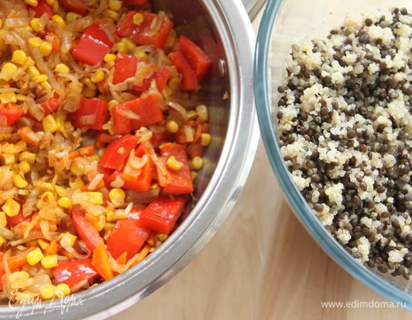 Овощи потушить ещё пару минут и убрать с огня. Отваренные чечевицу и киноа соединить и перемешать.