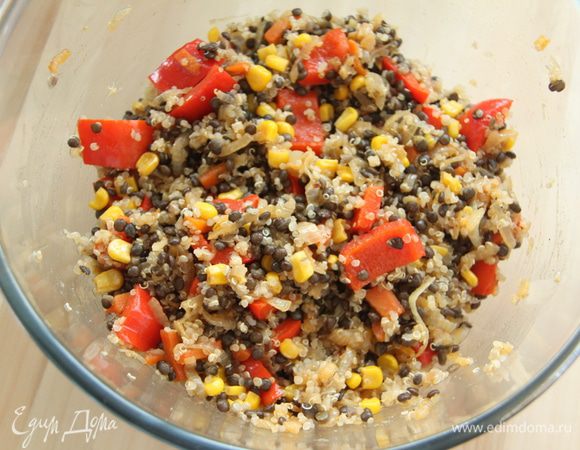 Соединить и перемешать овощи и бобовые/зерновые. Подавать салат тёплым, украсив зеленью (предпочтительней, кинзой).